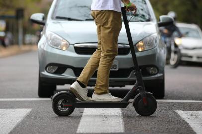  PORTO ALEGRE - BRASIL - Luís Felipe Mazoni adotou o patinete elétrico para percorrer o trajeto entre sua casa e seu trabalho. (FOTO: LAURO ALVES)