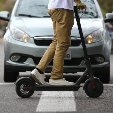  PORTO ALEGRE - BRASIL - Luís Felipe Mazoni adotou o patinete elétrico para percorrer o trajeto entre sua casa e seu trabalho. (FOTO: LAURO ALVES)