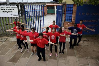  PORTO ALEGRE, RS, BRASIL, 07-05-2019: Ensaio do grupo de dança da Escola Alberto Pasqualini, no bairro Restinga. Os estudantes foram selecionados para participar do Festival de Dança de Joinville (SC) e farão uma mobilização para conseguir viajar. (Foto: Mateus Bruxel / Agência RBS)