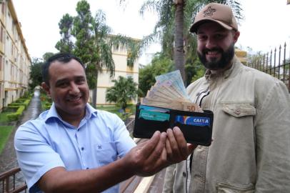  PORTO ALEGRE- RS- BRASIL- 14/05/ 2019- Motorista de Uber Marcos André Durão (camisa azul), entrega a carteira perdida em seu carro a Rafael Sosa (de barba). FOTO FERNANDO GOMES/ ZERO HORA.