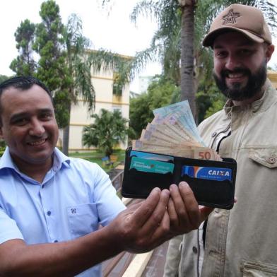  PORTO ALEGRE- RS- BRASIL- 14/05/ 2019- Motorista de Uber Marcos André Durão (camisa azul), entrega a carteira perdida em seu carro a Rafael Sosa (de barba). FOTO FERNANDO GOMES/ ZERO HORA.