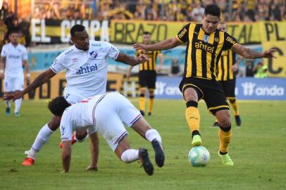 Uruguays Penarol forward Gabriel Matias Fernandez (R) vies for the ball with Uruguays Nacional defender Luis Felipe Carvalho (L) and Uruguays Nacional midfielder Paulo Matias Zunino during the Uruguayan Apertura 2019 tournament football match at the Campeon del Siglo stadium in Montevideo on May 11, 2019. (Photo by MIGUEL ROJO / AFP)