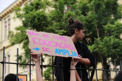 Brigada Militar na UFRGS, em dia de mobilizações e paralisações contra cortes na educação.