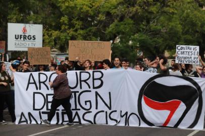 Brigada Militar na UFRGS, em dia de mobilizações e paralisações contra cortes na educação.