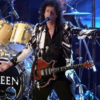 celebBrian May of Queen performs during the 16th Annual Rock and Roll Hall of Fame induction ceremonies 19 March, 2001, at the Waldorf Astoria Hotel in New York City. Inductees included Aerosmith, Michael Jackson, Queen, Paul Simon and Steely Dan. AFP PHOTO/Stan HONDA Fonte: AFP Fotógrafo: STAN HONDA