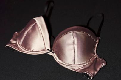 LINGERIE-PAJER-ART-LSPRCarmen Lius lingerie design, in London, Feb. 28, 2019. Companies find inventive ways to accommodate surgical procedures and sizing challenges while also challenging âheteronormative ideas of sexy.â (Ana Cuba/The New York Times)Editoria: LLocal: LONDONIndexador: ANA CUBAFonte: NYTNSFotógrafo: STR