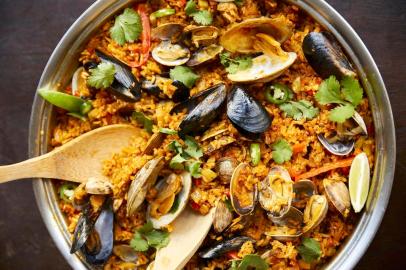 EATING-SENGUPTA-ART-LSPR A pot of paella by chef Alejandra Schrader, based on her mothers recipe, in Playa Vista, California, March 21, 2018. Bivalves like mussels, clams and scallops are a healthy protein, as long as they come from clean waters. (Leela Cyd/The New York Times) Editoria: DLocal: PLAYA VISTAIndexador: LEELA CYDFonte: NYTNSFotógrafo: STR