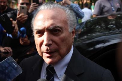 Temer chega em casa apÃ³s ser solto.SÃO PAULO,SP,15.05.2019:TEMER-SOLTO-RESIDÊNCIA - O ex-presidente Michel Temer (MDB) chega à sua residência no Alto de Pinheiros, na Zona Oeste de São Paulo (SP), após ser solto nesta quarta-feira (15). Nesta quarta-feira, a juíza Caroline Vieira, Figueiredo, da 7ª Vara Federal Criminal do Rio de Janeiro, determinou a soltura imediata de Temer e do Coronel Lima. Pela decisão, eles têm 24 horas para entregar os passaportes à Justiça. (Foto: Alexandre Serpa/Futura Press/Folhapress)