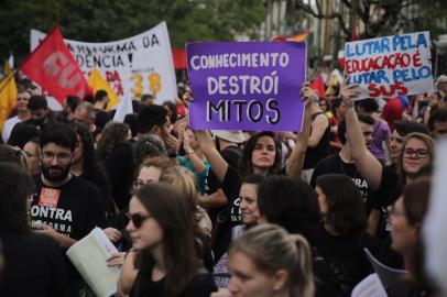 protesto ufrgs educação