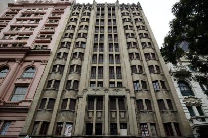  PORTO ALEGRE, RS, BRASIL, 08-05-2019: Prédio do antigo Cine Imperial é degradado pelo tempo na Rua dos Andradas, na região central de Porto Alegre. O prédio histórico, construído em 1931, abrigou o cinema de calçada com maior tempo de atividade do Rio Grande do Sul. O restauro iniciou em 2009. Em 2017, a obra parou e não tem prazo de ser retomada. (Foto: Mateus Bruxel / Agência RBS)