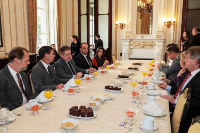 PORTO ALEGRE, RS, BRASIL, 15/05/2019 - Em um café da manhã no Salão dos Banquetes, no Palácio Piratini, na manhã desta quarta-feira (15/5), o governador em exercício, Ranolfo Vieira Júnior, entregou aos chefes dos Poderes o projeto da Lei de Diretrizes Orçamentárias (LDO) para o ano de 2020. O documento foi entregue aos representantes e, mais tarde, protocolado na Assembleia Legislativa. Fotos: Itamar Aguiar/Palácio Piratini