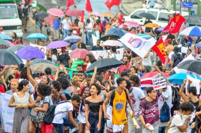 Ato contra Bolsonaro e os cortes na verba da educaÃ§Ã£o em Salvador, BASALVADOR, BA, 15.05.2019 ¿ EDUCAÇÃO-PROTESTOS-BA: Professores e estudantes protestam contra a reforma da Previdência e contra os cortes na verba para educação em todo país, propostas pelo governo do presidente Jair Bolsonaro. Os manifestantes deram início à manifestação no bairro Campo Grande com destino a praça Castro Alves, onde gritaram palavras de ordem contra o atual presidente e a favor do ex-presidente Lula (PT), preso em Curitiba desde abril de 2018. O ato conta com cerca de 50 mil pessoas nesta quarta-feira (15). (Foto: Jhony Pinho/AGIF/Folhapress)Local: Salvador ;BA ;Brasil