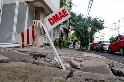  PORTO ALEGRE- RS- BRASIL- 15/05/2019- Desde outubro dois buracos se abriram na calçada do prédio 370 da Rua Miguel Tostes e a prefeitura não fez o conserto.   FOTO FERNANDO GOMES/ ZERO HORA.
