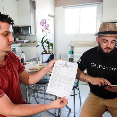  PORTO ALEGRE, RS, BRASIL, 15/05/2019: Grupo cai em golpe de agência de viagens . Na foto: Leonardo da Conceição (vermelho) e Alex Ramalho Vítimas de golpe de agência de viagens (Foto: Omar Freitas / Agência RBS)