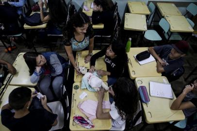 SAPUCAIA DO SUL, RS, BRASIL, 06-05-2019: Estudantes cuidam de uma boneca para vivenciar como seria se tivessem um bebê. Projeto Um bebê na minha vida, criado pela professora de Ciências, Ana Paula Machado, na Escola Getúlio Vargas, em Sapucaia do Sul. Uma boneca é utilizada pelos alunos para simular situações cotidianas de quem vive com um bebê e aproximá-los da realizade de quem tem filho.  (Foto: Mateus Bruxel / Agência RBS)