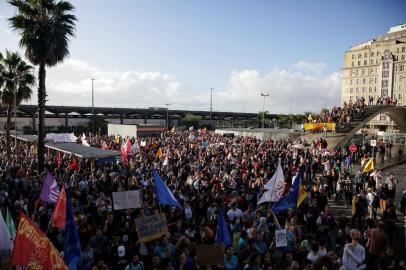  PORTO ALEGRE, RS, BRASIL - 2019.05.15 - Estudantes e professores participam de protesto, em Porto Alegre, contra os cortes na educação anunciados pelo governo Bolsonaro. (Foto: ANDRÉ ÁVILA/ Agência RBS)