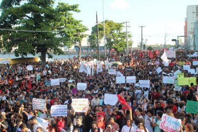 Protesto contra o corte de verbas na educaÃ§Ã£o em RecifeRECIFE, PE, 15.05.2019: PROTESTO-RECIFE - Protesto intitulado Greve Geral da EducaÃ§Ã£o acontece na Rua da Aurora, no bairro de Santo Amaro, Ã¡rea central do Recife, em defesa dos recursos para educaÃ§Ã£o e em resposta Ã  decisÃ£o do Ministro da EducaÃ§Ã£o Abraham Weintraub, que reduziu o orÃ§amento das Universidades Federais e tambÃ©m bloqueou bolsas de pesquisa. A UniÃ£o dos Estudantes de Pernambuco (UEP), UniÃ£o Nacional dos Estudantes (UNE) entre outros movimentos estudantis e sociais entÃ£o liderando o protesto tambÃ©m a nÃ­vel nacional em defesa da educaÃ§Ã£o (Foto: Pedro de Paula/CÃ³digo19/Folhapress) 