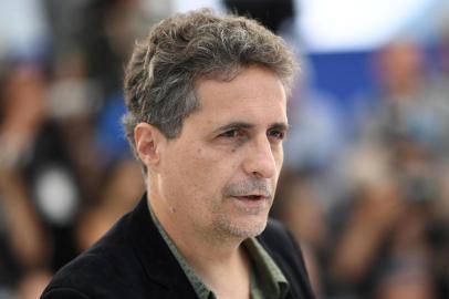 Brazilian film director Kleber Mendonca Filho poses during a photocall for the film Bacurau at the 72nd edition of the Cannes Film Festival in Cannes, southern France, on May 16, 2019. (Photo by LOIC VENANCE / AFP)