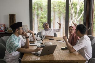 QURAN-COCHRANE-ART-LSPRArchie Fitrah Wirija, at left, founder and executive producer of the Quran Indonesia Project, meets with other members of the group in Jakarta, Indonesia, June 12, 2018. The Quran Indonesia Project, which started with celebrities reading verses from the holy book, has moved on to include videos of sign language translations. (Ed Wray/The New York Times)Editoria: ILocal: JAKARTAIndexador: ED WRAYFonte: NYTNSFotógrafo: STR