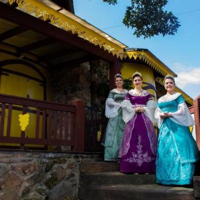 Soberanas da Festa do Agricultor de Fazenda Souza. Rainha Nicolli Pasquali (roxo)e as princesas Ingrid Bonatto (verde) e Tailine Turella (turquesa)