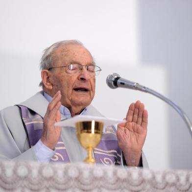  FARROUPILHA, RS, BRASIL 04/12/2018Padre Fabio Piazza completará 100 anos e ainda está ativo dentro das atividades da igreja, na foto o padre selebra a missa no Santuário de Caravaggio em Farroupilha. (Felipe Nyland/Agência RBS)