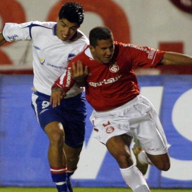 #PÁGINA:22Nacionals soccer player  Luis Soarez of Uruguay, left, fights for the ball with Internacionals soccer player Fabiano Eller (D) of Brazil during their Libertadores Cup match in Porto Alegre, Brazil, on Wednesday, May 3, 2006. (AP Photo/Nabor Goulart.) Fonte: AP