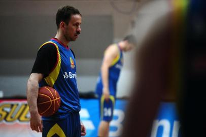  CAXIAS DO SUL, RS, BRASIL, 22/04/2018. Treino do Caxias do Sul Basquete/Banrisul, no Ginásio do Vascão, para a quarta partida das quartas de finais contra o Mogi. Na foto, o ala armador Cauê Verzola. (Diogo Sallaberry/Agência RBS)