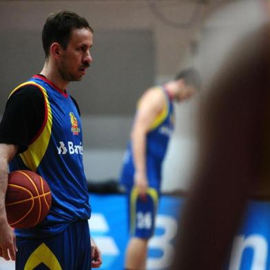  CAXIAS DO SUL, RS, BRASIL, 22/04/2018. Treino do Caxias do Sul Basquete/Banrisul, no Ginásio do Vascão, para a quarta partida das quartas de finais contra o Mogi. Na foto, o ala armador Cauê Verzola. (Diogo Sallaberry/Agência RBS)