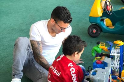 Lateral Zeca, do Inter, visitou o Insituto do Câncer Infantil no dia do seu aniversário. 