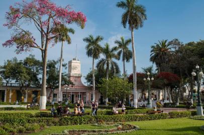 Plaza de Armas Barranco.LIMA, Peru â BC-TRAVEL-TIMES-LIMA-VISIT-ART-NYTSF â Plaza de Armas Barranco.âJust walking by is a special activity because you reconnect with the social dynamic of the Barranco community. Couples come here to see the sunset and thereâs an organic market on Sundays. Iâm not the kind of guy who sits to read the newspaper, but if I were, Iâd go here.âIntersection of Pedro de Osma and Parque Municipal. (CREDIT: Maik Dobiey/The New York Times) --ONLY FOR USE WITH ARTICLE SLUGGED -- BC-TRAVEL-TIMES-LIMA-VISIT-ART-NYTSF -- OTHER USE PROHIBITED.Editoria: TRALocal: Barranco-LimaIndexador: Maik DobieyFonte: NYTNSFotógrafo: STR