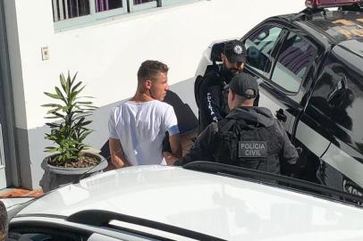 Uma operação da Polícia Civil combate o tráfico de drogas em Bento Gonçalves.Entre os presos está o jogador do Esportivo Renan Silva de Lima, 23 anos, conhecido como Renan Pedrada. Ele é volante e atua no clube desde as categorias de base.