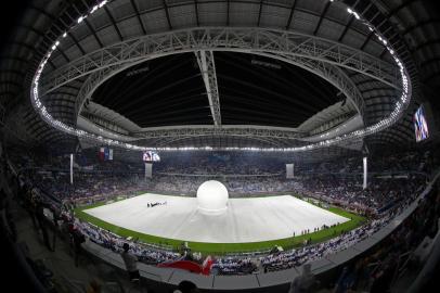 Organizers prepare the pitch for the opening ceremony of the Al Wakrah Stadium (Al Janoub stadium) in the Qatari city of Al Wakrah on May 16, 2019, ahead of the Amir Cup final football match between Al Sadd and Al Duhail. - The 40,000-seater stadium was designed by the late Zaha Hadid and took it's inspiration from the sails of traditional dhow boats. (Photo by Karim JAAFAR / AFP) Catar