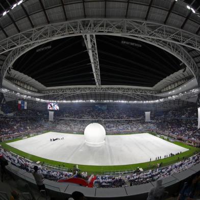 Organizers prepare the pitch for the opening ceremony of the Al Wakrah Stadium (Al Janoub stadium) in the Qatari city of Al Wakrah on May 16, 2019, ahead of the Amir Cup final football match between Al Sadd and Al Duhail. - The 40,000-seater stadium was designed by the late Zaha Hadid and took it's inspiration from the sails of traditional dhow boats. (Photo by Karim JAAFAR / AFP) Catar