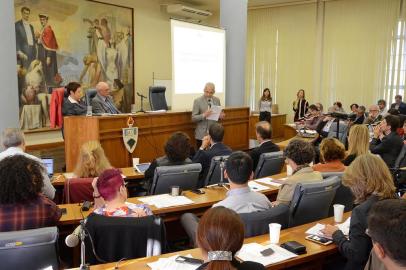 Reunião do Conselho Universitário da UFRGS. Na foto, quem está falando é Celso Loureiro Chaves, pró-reitor de Pós-Graduação.