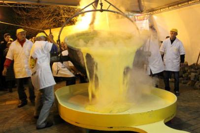  Polenta de 800 quilos no Polentaço em Monte Belo do Sul.