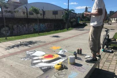 Lucas Leite trabalhanho na Praça das Feiras