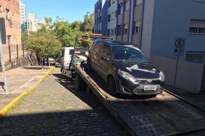 A Polícia Civil recuperou um Fiesta roubado de um motorista de aplicativo em Caxias do Sul. O crime aconteceu no dia 15 de maio, quando a vítima atendia uma carona chamada pelo 99 Táxi. O veículo foi encontrado no bairro Fátima e uma mulher de 28 anos foi presa por receptação e extorsão.