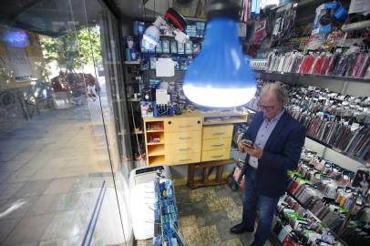  PORTO ALEGRE, RS, BRASIL - 2019.05.17 - Na lima e Silva, a banca de revistas do sr. Ararê Hermes, passou a usar o espaço para vender capinhas e acessórios para celular. Ainda há algumas revistas, mas Hermes mudou o negócio para sobreviver, já que bancas de revistas estão em dificuldades. Hermes instalou porta de vidro e climatização. (Fotos: ANDRÉ ÁVILA/ Agência RBS)