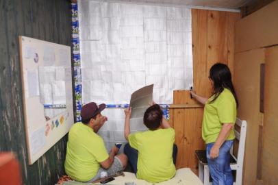 CAXIAS DO SUL, RS, BRASIL (16/05/2019)Caixas de leite são usadas para forrar casas de madeira em Caxias. na foto, Marcos Dener Borges de Oliveira, 24 anos - voluntário  e Ana Paula Henzel, 47 anos - voluntária. (Antonio Valiente/Agência RBS)