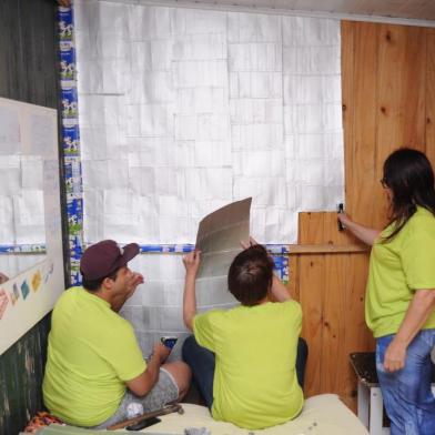 CAXIAS DO SUL, RS, BRASIL (16/05/2019)Caixas de leite são usadas para forrar casas de madeira em Caxias. na foto, Marcos Dener Borges de Oliveira, 24 anos - voluntário  e Ana Paula Henzel, 47 anos - voluntária. (Antonio Valiente/Agência RBS)