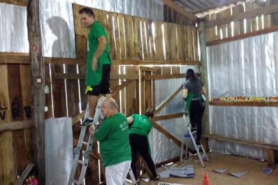 Caixas de leite são usadas para forrar casas de madeira em Caxias