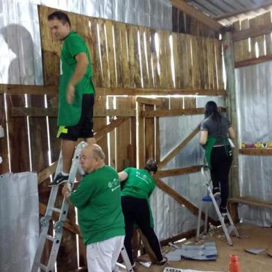 Caixas de leite são usadas para forrar casas de madeira em Caxias