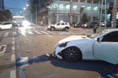 Um motociclista ficou gravemente ferido após uma colisão no Centro de Caxias do Sul no início da noite deste sábado. O acidente envolveu uma Mercedes SLK branca e aconteceu no cruzamento das ruas Pinheiro Machado e Alfredo Chaves.