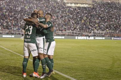 SÃO PAULO, SP, 18.05.2019: PALMEIRAS-SANTOS -  Jogadores do Palmeiras comemoram terceiro gol - Partida entre Palmeiras e Santos, vÃ¡lida pela 5Âª rodada do Campeonato Brasileiro de Futebol 2019, no estÃ¡dio do Pacaembu (EstÃ¡dio Municipal Paulo Machado de Carvalho), em SÃ£o Paulo (SP). (Foto: Marcos Limonti/AM Press & Images/Folhapress)