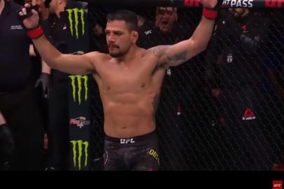 Dos Anjos vence luta no UFC