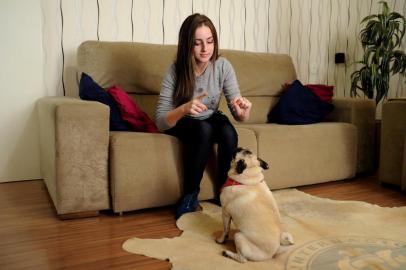  CAXIAS DO SUL, RS, BRASIL (17/05/2019)Saiba como a cachorrinha pug Bela entende a gestos da língua de sinais. Aline Cardoso da Silva, 45 anos, intérprete de línguas, filha Tainá da Silva Borges, 17 anos, estudante e a Cachorrinha Bela. (Antonio Valiente/Agência RBS)