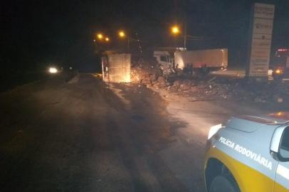 Carreta tombou na ERS-122, em Caxias, e derramou óleo na pista. Trânsito está bloqueado. 