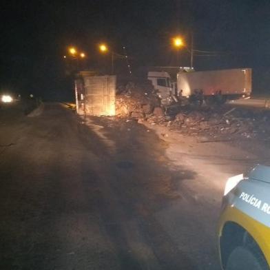 Carreta tombou na ERS-122, em Caxias, e derramou óleo na pista. Trânsito está bloqueado. 