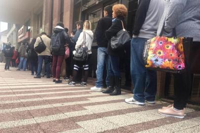 Fila se forma antes da abertura das portas do sine em caxias do sul