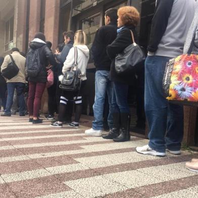 Fila se forma antes da abertura das portas do sine em caxias do sul